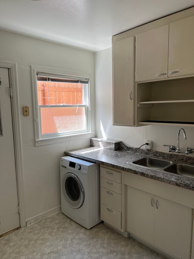 Kitchen / Washer-Dryer