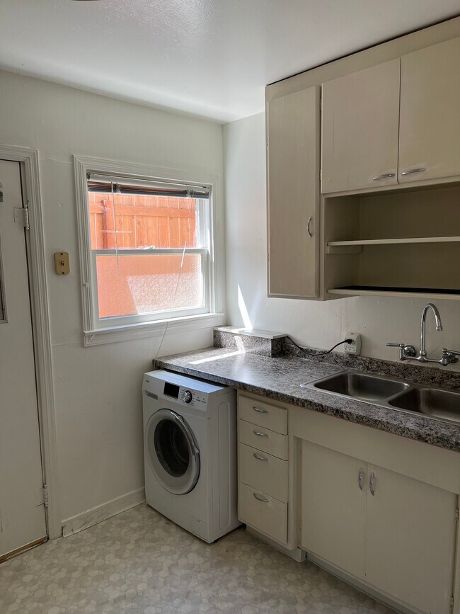 Cocina/lavadora-secadora - 4035 V St