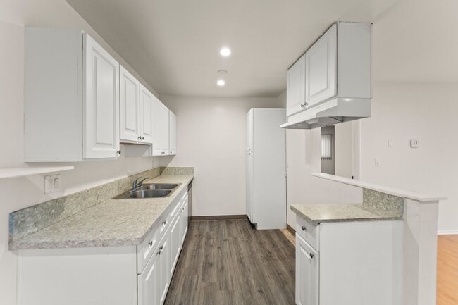 Photo - 5738 Woodman Ave Unidad 3