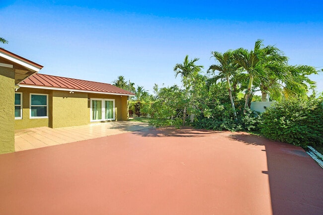 Building Photo - 4548 SW 28th Way