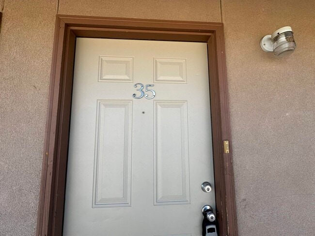 Building Photo - 1610 E Plum St Unit 35