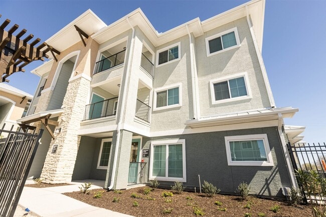Building Photo - 6002 Greenwood Dr Rental