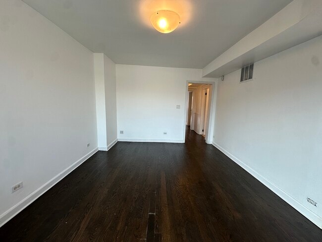 Photo - 607 N Noble St Unit 4