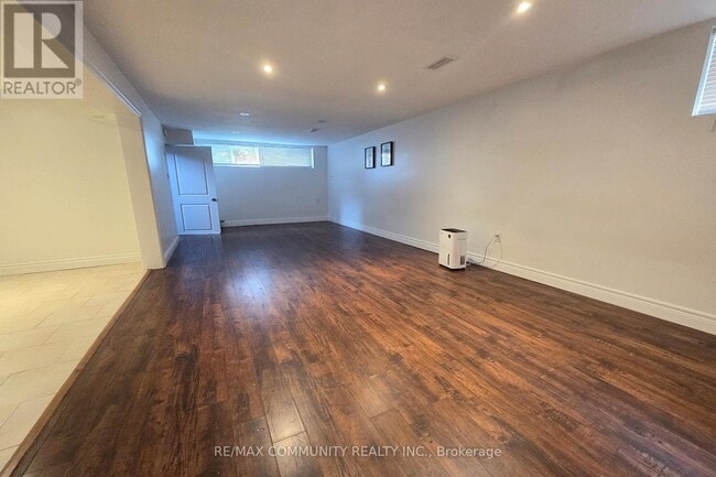 Photo - 161 Mohawk Rd W