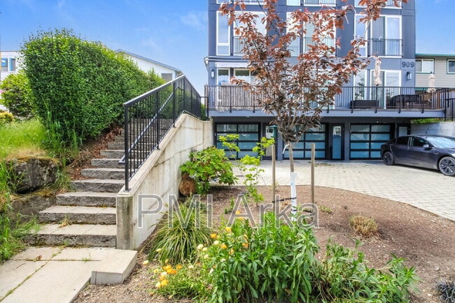 Building Photo - 909 28th Ave S