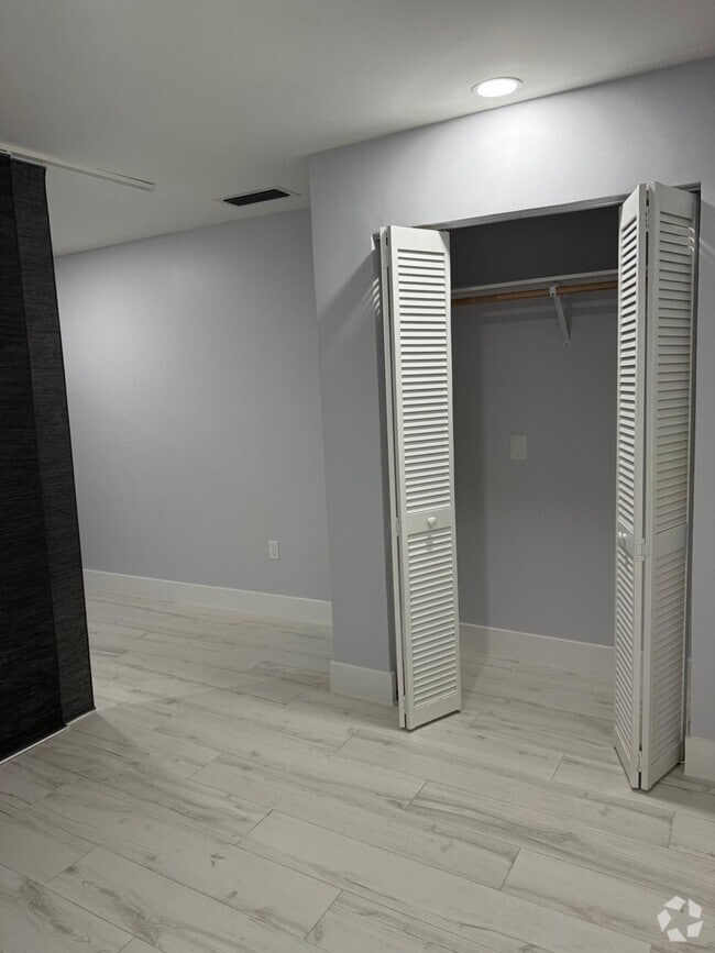 Building Photo - 8812 N Crescent Dr Unit 8812 Rental