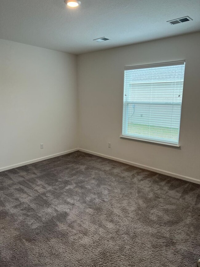 Photo - 121 College St