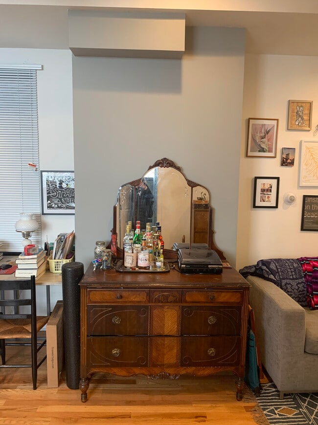 Building Photo - 1116 N Hermitage Ave Unit 1R