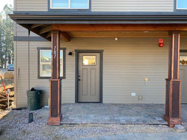 Building Photo - BEAUTIFUL SISTERS GROUND LEVEL APARTMENT, CLOSE TO DOWNTOWN! Unit A
