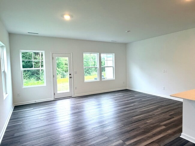 Photo - ~~ Luxurious End Unit 3-bedroom Townhome ~~