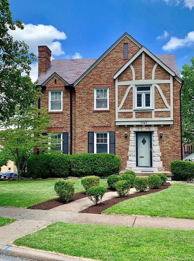 Building Photo - Gorgeous Curb Appeal! 3 Bed 2.5 Bath House in a walkable neighborhood!