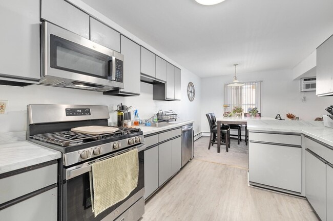 Building Photo - 5 Riverview Ct