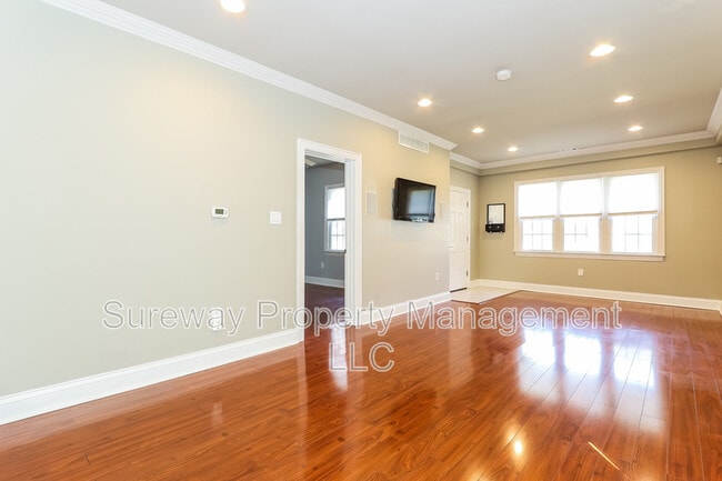 Photo - 720 Willitts Ave