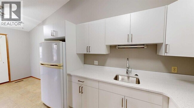 Photo - 1907-196A 6a Ave N