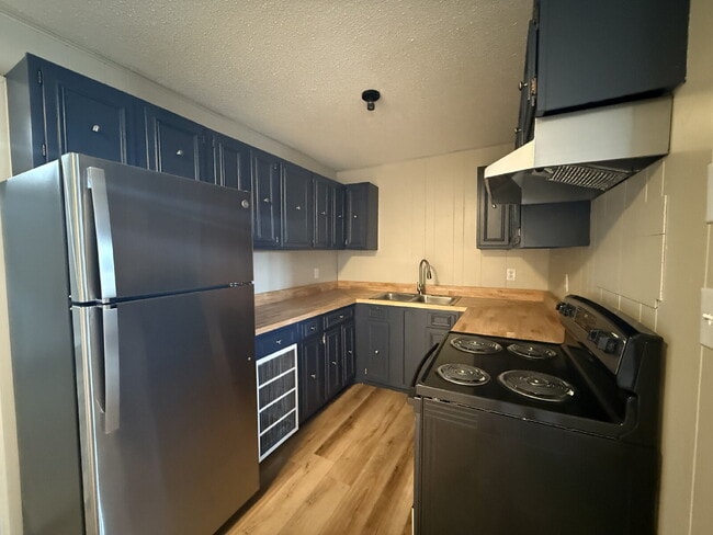 Photo - Renovated 1-bedroom, 1-bath apartment feat... Unidad 11