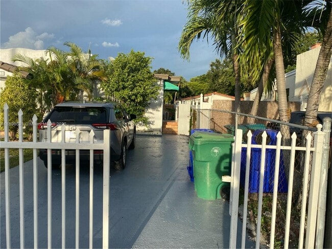 Building Photo - 1631 NW 29th Ave Unit 3