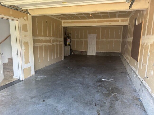 Photo - 3 Bed, 2 Bath Townhouse Available!