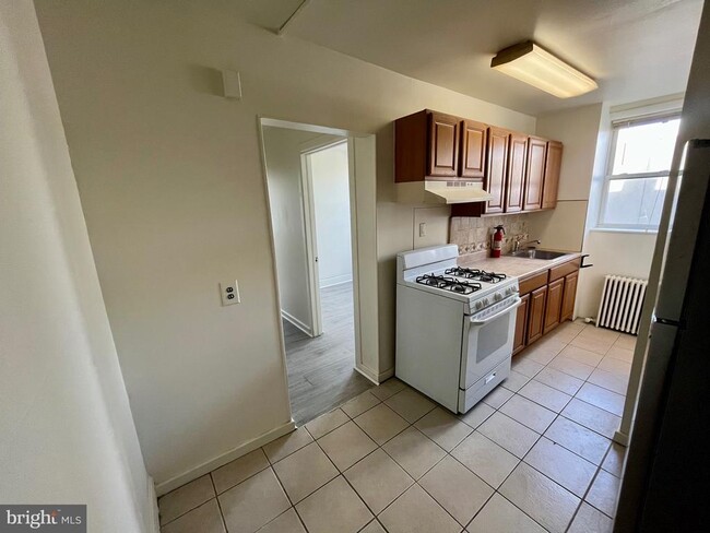 Building Photo - 1025 W Lancaster Ave Unit 2F