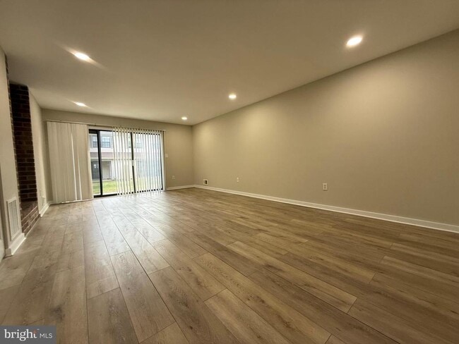 Building Photo - 6 Wosniak Ct