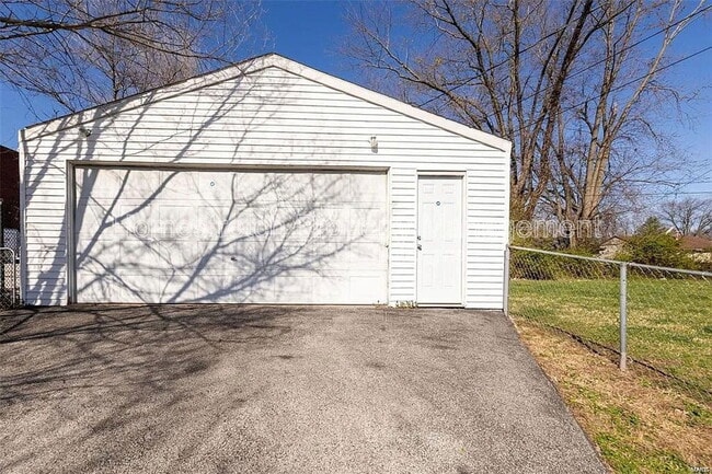 Photo - 10051 Royal Dr