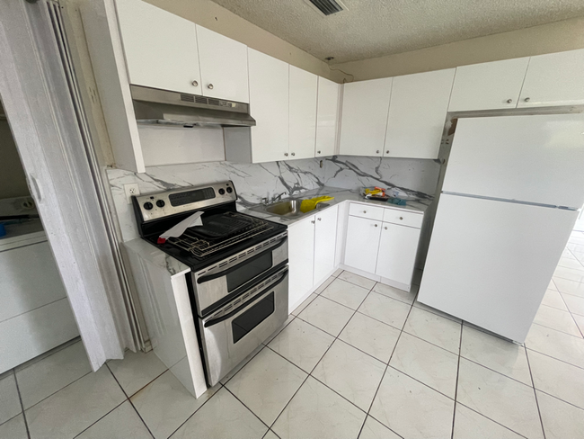 Building Photo - 3500 SW 24th St Rental
