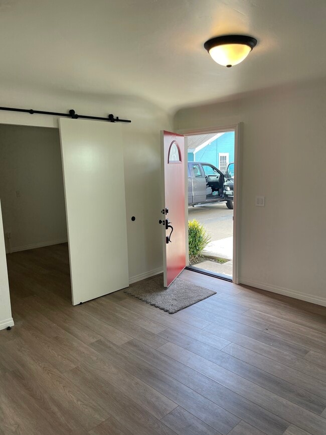 sala de estar - 287 W Mission Ave Unidad A