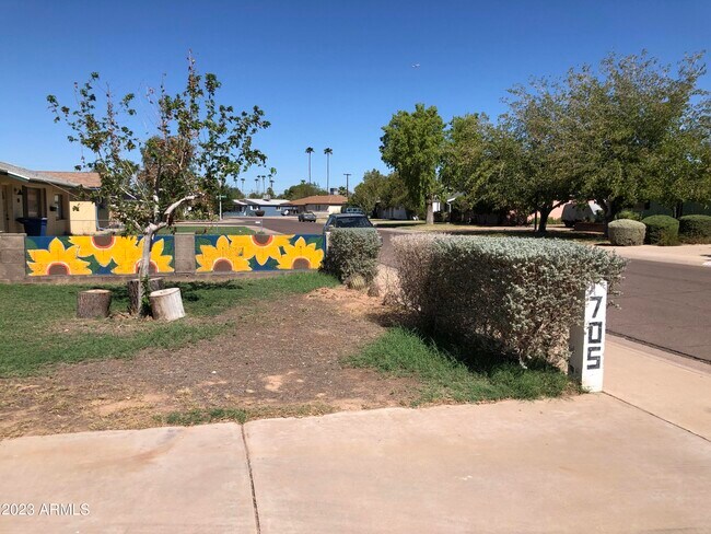 Photo - 705 W 16th St