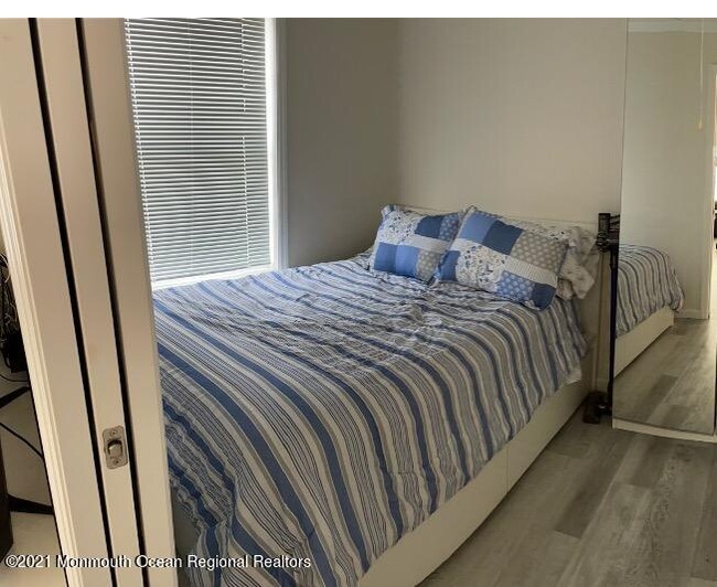 121 W Tide Way