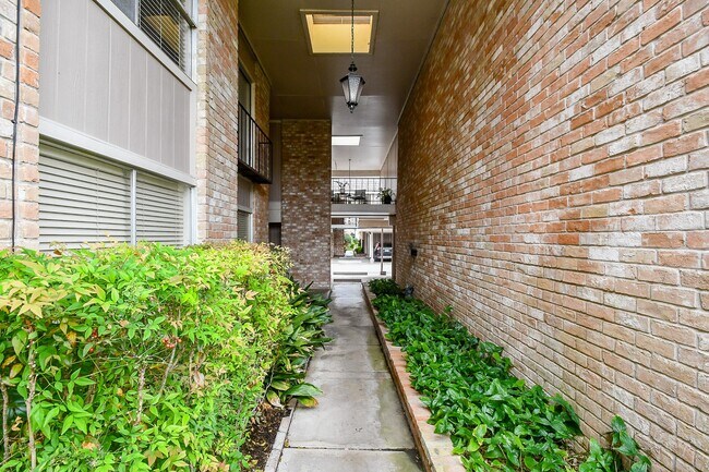 Photo - 2230 S Piney Point Rd Unit 221