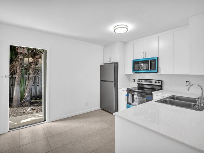 Photo - 241 NW 40th St