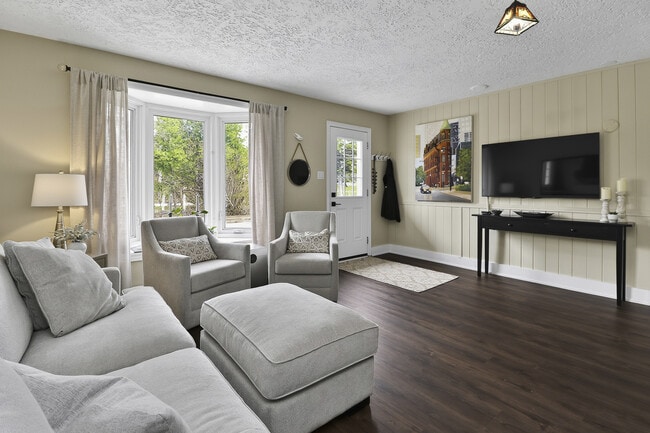 Photo - 139 Lakeshore Rd E