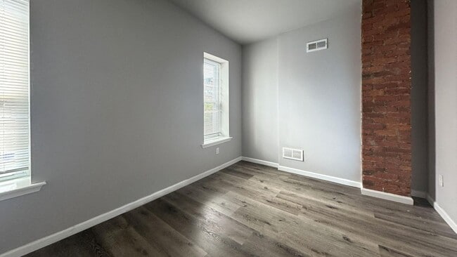 Photo - 121 N 59th St