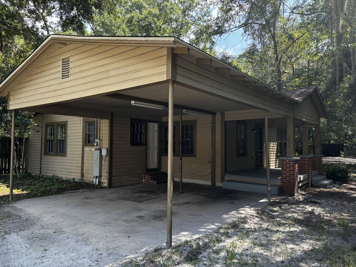 Photo - 704 N Main St