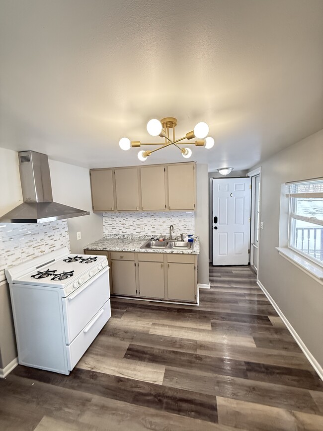 Building Photo - 421 Pine St Unit C