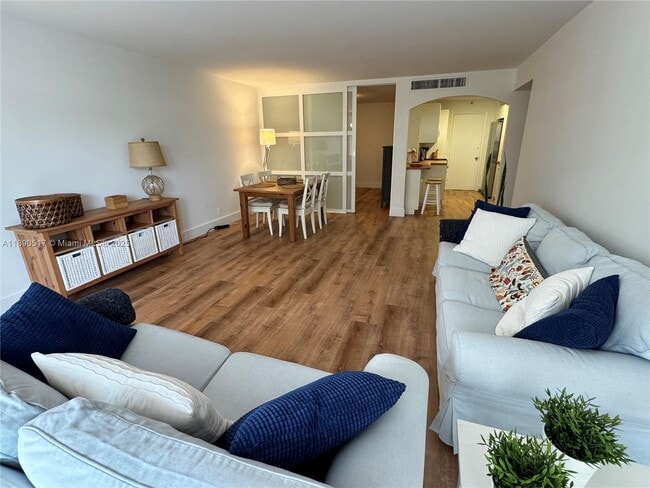 Building Photo - 150 Ocean Ln Dr Unit 3G