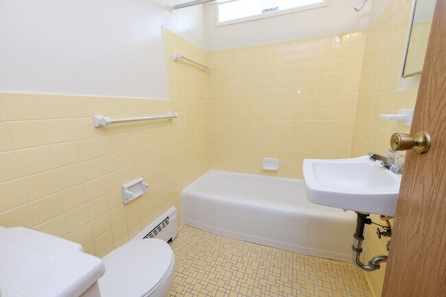 Photo - Colonial Court Apartments