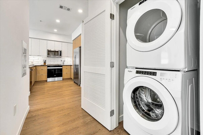 Building Photo - 593 Camino De La Reina Unit ID1287538P