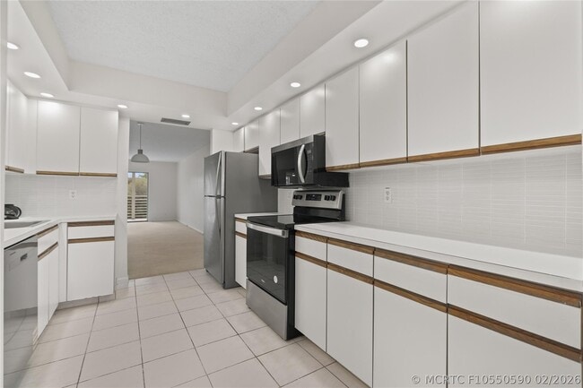 Building Photo - 1801 Eleuthera Point Unit J3
