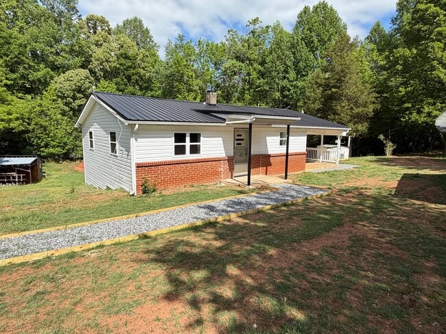 Building Photo - Hamptonville - HWY 901 - 3 Bedroom/ 1 Bathroom