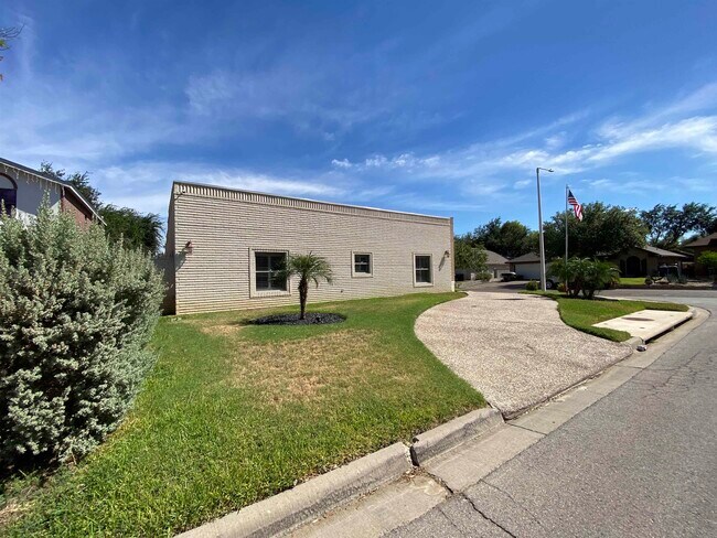 Photo - 601 Marsh Ln