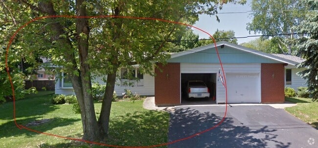 Front of House/ One Car Garage - 39 Baylis St Rental