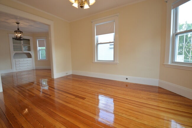 Photo - 39 Montfern Ave Unit 3