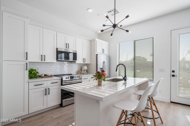 Photo - 777 W Coolidge St