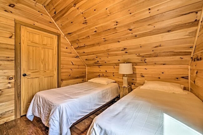 Photo - 426 Summit Woods Rd