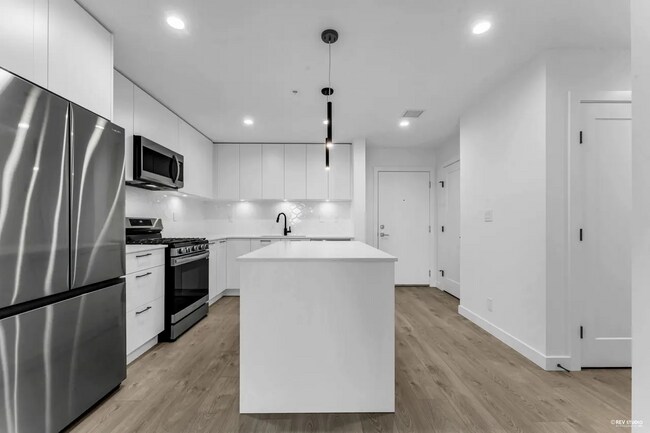 Photo - 8353 200A St