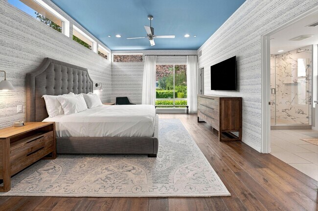 1000 Surrey Ln