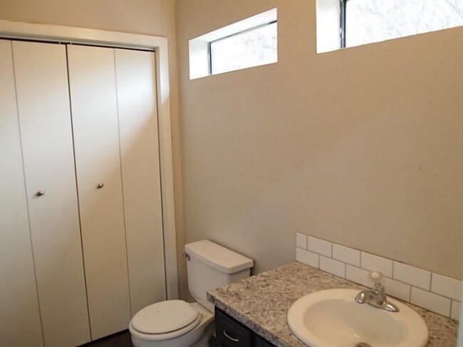 Photo - 980 N Lewis Ave