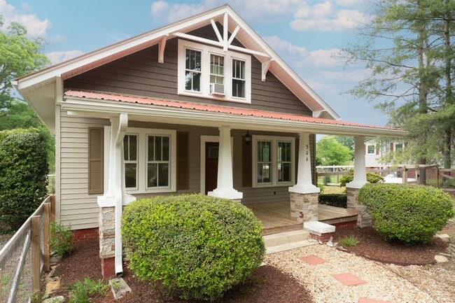 Siler City Charmer! Fenced in yard and mov... - Siler City Charmer! Fenced in yard and mov... House