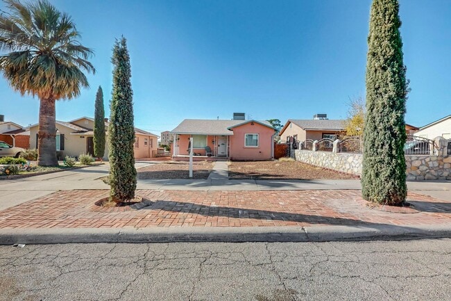 Photo - Charming 3 bedroom, 2 bath home in Central El Paso! Special No admin fee, $29 application fee!