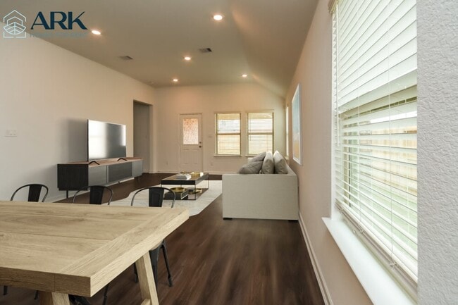 Photo - 5434 Tourmaline Wy